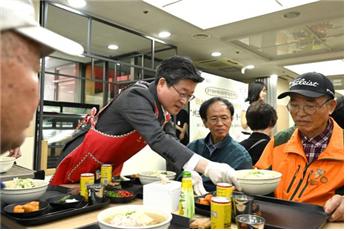 김길성중구청장이 음식봉사를 하고있다.